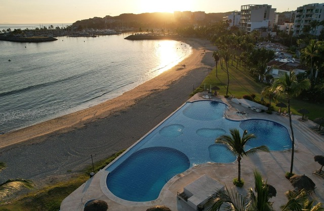 Deluxe Beachfront Villa