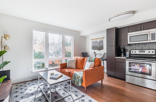 Deluxe Bellevue Studio w/ Lounge & Gym, nr Coffee, by Blueground