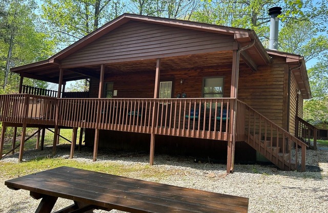 Cabine de luxe avec HOT TUB # 15. Situé sur le lac Patoka dans le sud de l'Indiana