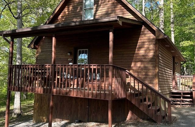 Cabine Deluxe 8 avec JACUZZI TUB. Situé sur le lac Patoka dans le sud de l'Indiana