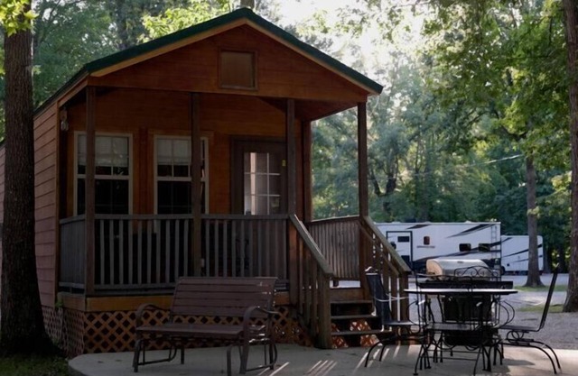 Deluxe Cabin - Jetted Tub - Deluxe Cabin (w/ Bathroom) - Jetted Tub Cabin Mini lodge! Near fishing pond nature trail. Bathroom has a Jetted-tub with a shower. Very relaxing. In the back of the park. Watch the ducks swim in the catfish pond. Time to r