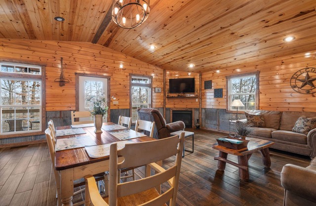 Presque NOUVEAU cabine w / cheminée. Près de la rivière Buffalo, Réservez dès maintenant!