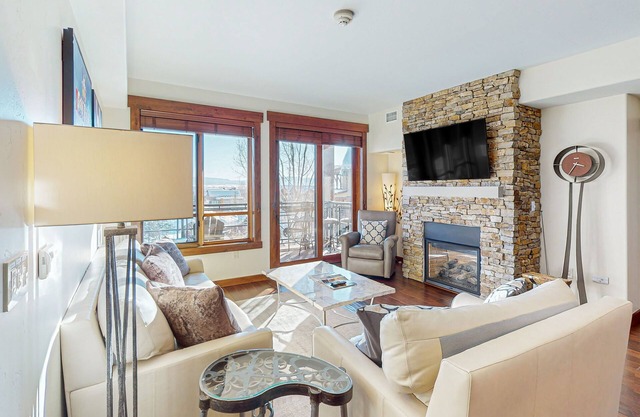 Deluxe condo next to Wildhorse gondola w/shared outdoor pool, hot tubs, gym