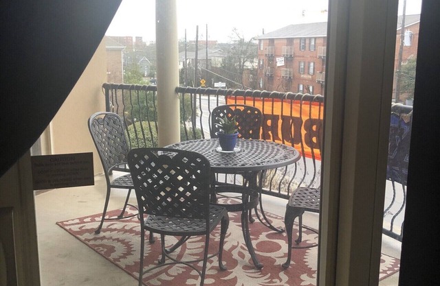 Deluxe Condo Walk to Campus, Stadium & town. Min 3 nights football & graduation!