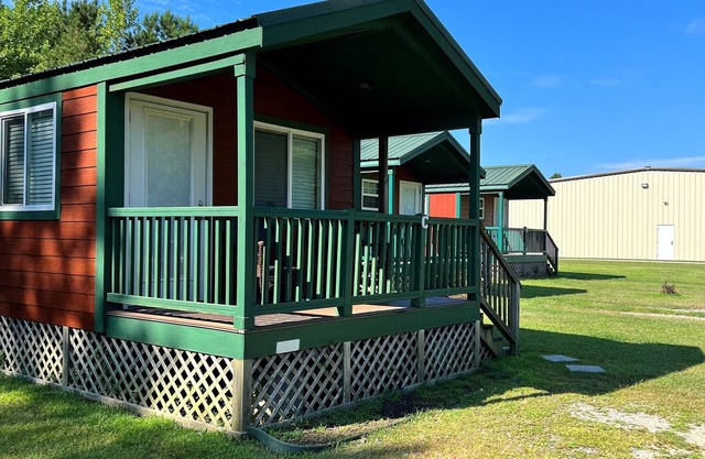 Deluxe Creekside Cabin nearby Blount's Creek!