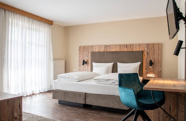 Deluxe double room with shower and toilet