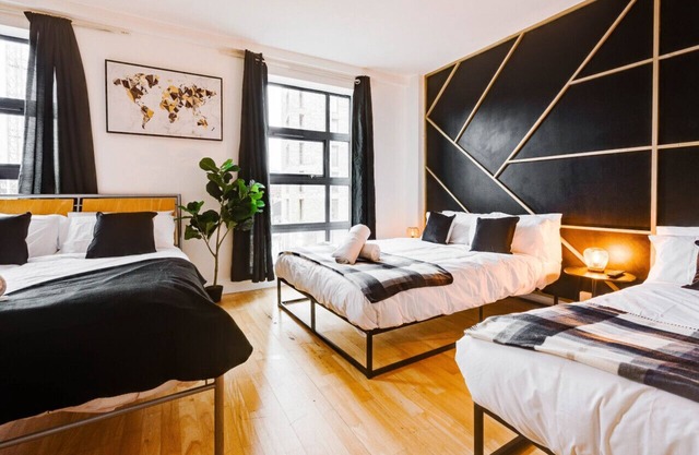 Deluxe Duplex w/ Balcony & City Views - Pool Table