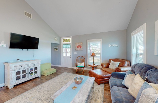 Deluxe Getaway on Big Corner Lot -- Great Locale Near Bay