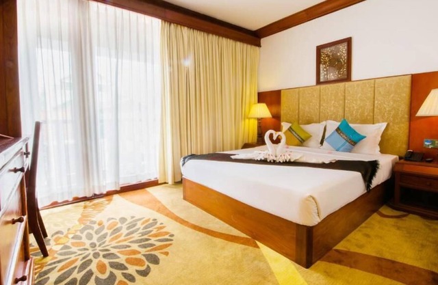 Chambre King de luxe avec vue sur la piscine à l'hôtel à thème Angkor Year
