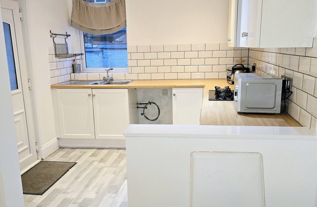 Deluxe King Room. It is located in Moston, 7 km from Etihad Stadium.