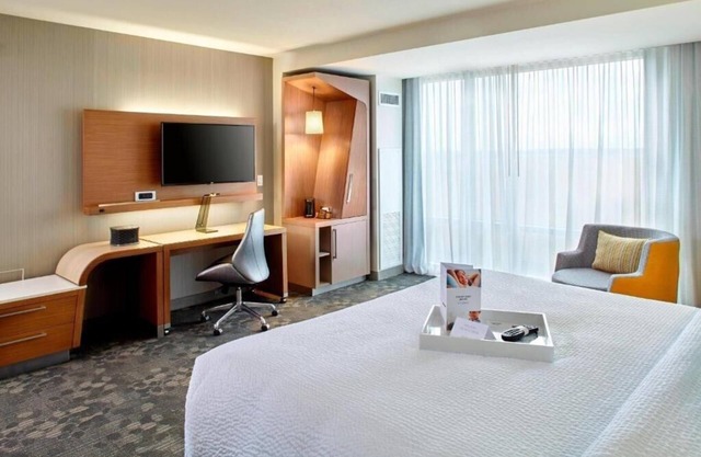 Deluxe King Room Near VA Medical Center ORL
