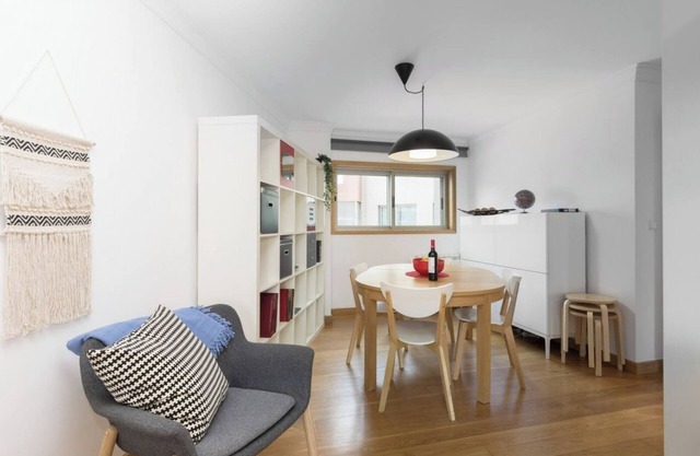 Spacieux appartement lumineux avec balcon par Host Wise