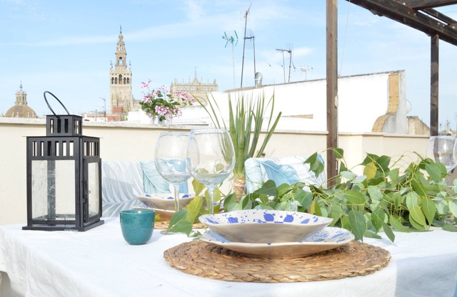 Deluxe Penthouse Giralda Views, 3Bd 2Bt, 7 people, Parking optional