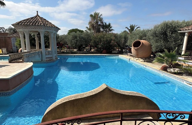 Chambre de luxe, grandeur studio en face de la piscine avec sa terrasse privée