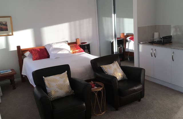 DELUXE STUDIO IN THE ADELAIDE HILLS