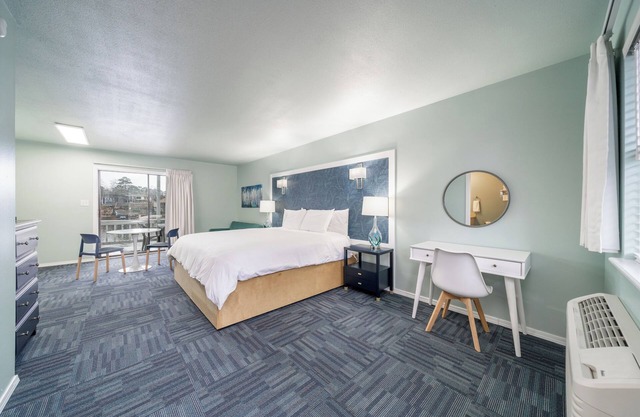Deluxe Studio Suite, 1 King Bed, Lake View, Ground Floor