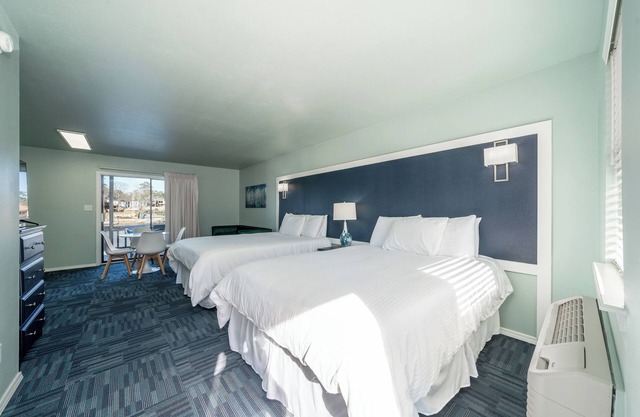Deluxe Studio Suite, 2 Queen Beds, Lake View, Upper Floor