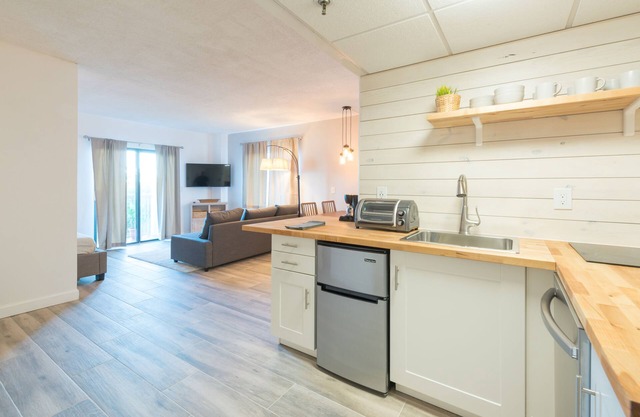 Deluxe Studio w/ Lakeview - free parking/pool
