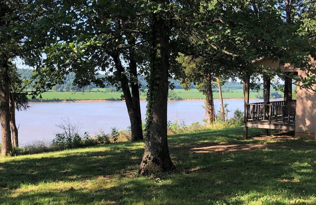 Deluxe Suite w/ Full Kitchen on the River Bluff