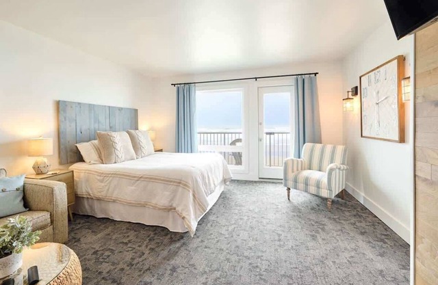 Deluxe suite for 6, King bed and ocean views!