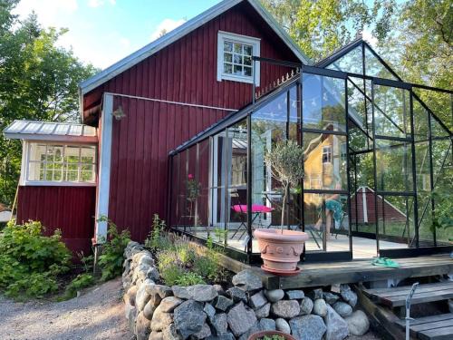 Den lilla röda stugan
