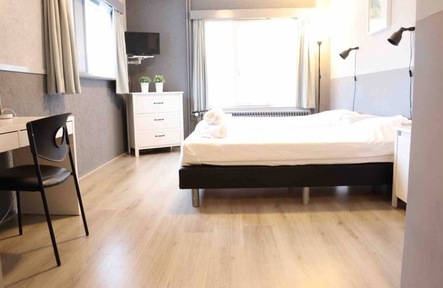 Le bâtiment DenBerg, anciennement un petit hôtel, offre maintenant 7 chambres avec chauffage et clim