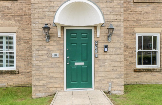 DENBY ESCAPE, pet friendly, with pool in Filey