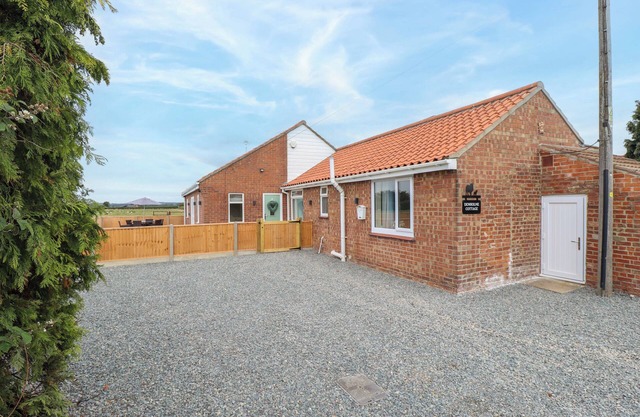 DENHOLME, pet friendly, with a garden in Hogsthorpe