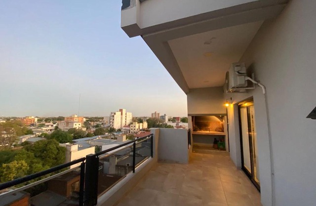 Departamento con gran balcón a la calle y parrilla