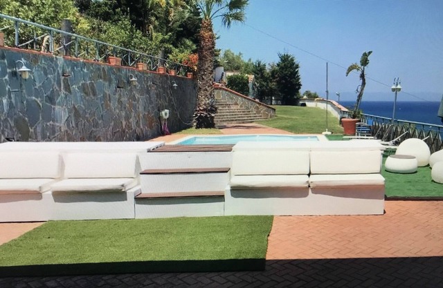 Dépendance de 100 m², avec piscine partagée avec les propriétaires.