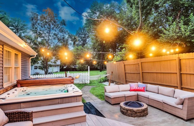 +Derby Home-HOT TUB, Barrel Sauna, Firepit, PETS+