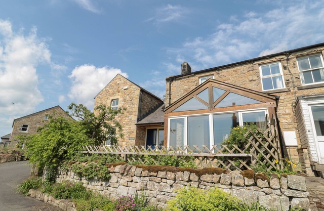 DERESIDE, pet friendly, character holiday cottage in West Woodburn