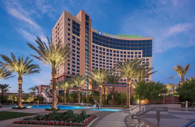 Desert Blue 2 Bedroom Presidential! 1 Mile From the Strip!