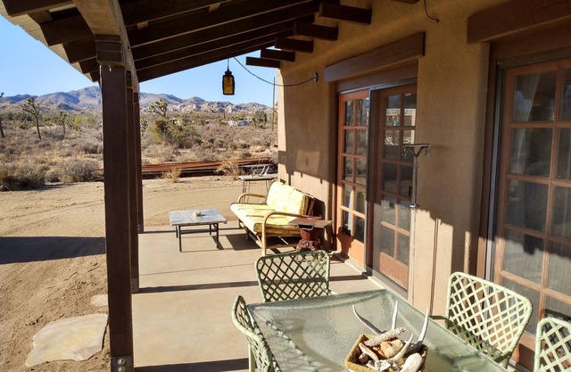 Desert Casita...Rock, Mesa and Mountain Views!!
