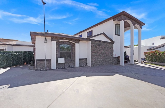 Private entry , King foam bed ,AC, internet, shutters