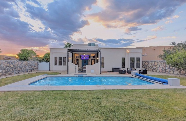 Desert Paradise, hot tub year round!