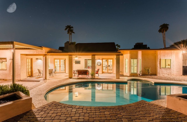 Desert Ridge by Avantstay Spacious Oasis w/ Pool & Hot Tub