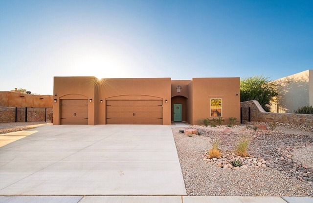 Desert Whisper 3-bedroom home with WiFi, AC, EV charger