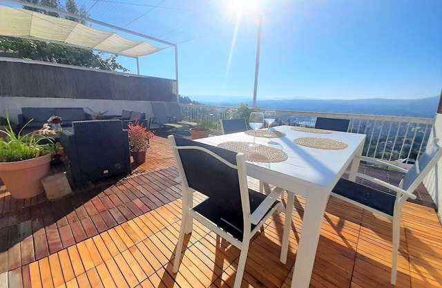 Concevez et détendez-vous dans un chalet dans un quartier exclusif mais très proche de la mer, central.