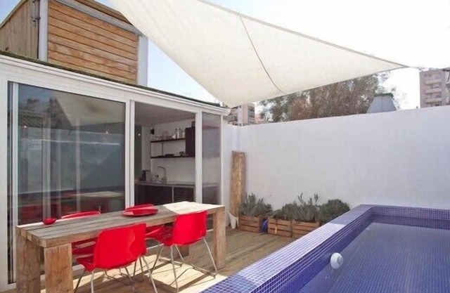 Maison de conteneurs unique à Majorque, avec terrasse et petite piscine.