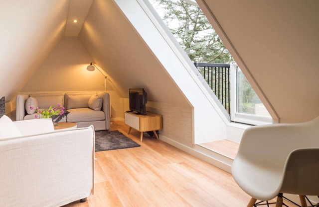 Studio de design sur 2 niveaux. Piscine, sauna, jardin, terrasse.