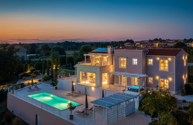 Villa design Aqua ***** avec piscine de 48 m², terrain de golf, maison de remise en forme et spa