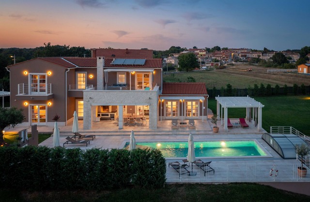 Villa design Terra ***** avec piscine de 48 m², bain à remous, terrain de golf, maison de remise en forme et spa