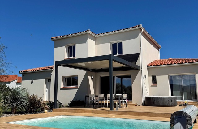 Design villa with air conditioning, spa, pool & 4* view