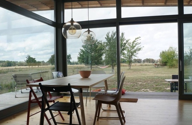Maison design en bois avec vue sur le terrain dans la Märkische Schweiz
