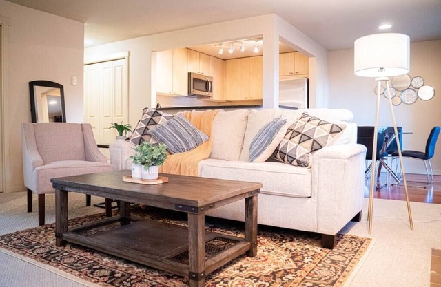 ★Designer 2BR Condo★ Balcony, King Bed and Parking