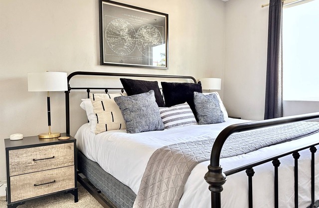 ❤️️ Designer Apt - King Bed - Modern Building CHOC - Hospital Adjacent