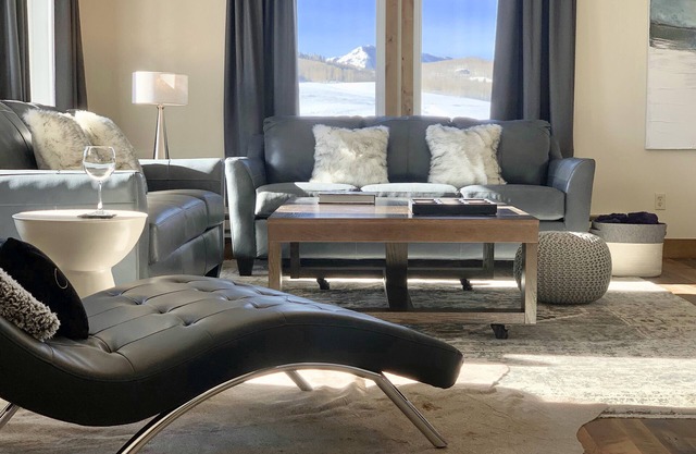 Designer Condo: Amazing Views, Hot Tub, 75" & 55" TVs, Sonos, Free Town/Ski Bus