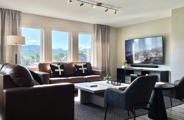 Designer Condo #5 Views, Hot Tub, Fireplace, 75" & 55" TVs, Sonos, Town/Ski Bus
