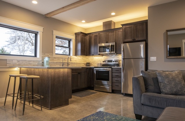 Élégant, nouvel appartement au rez-de-chaussée à Iconic West Seattle